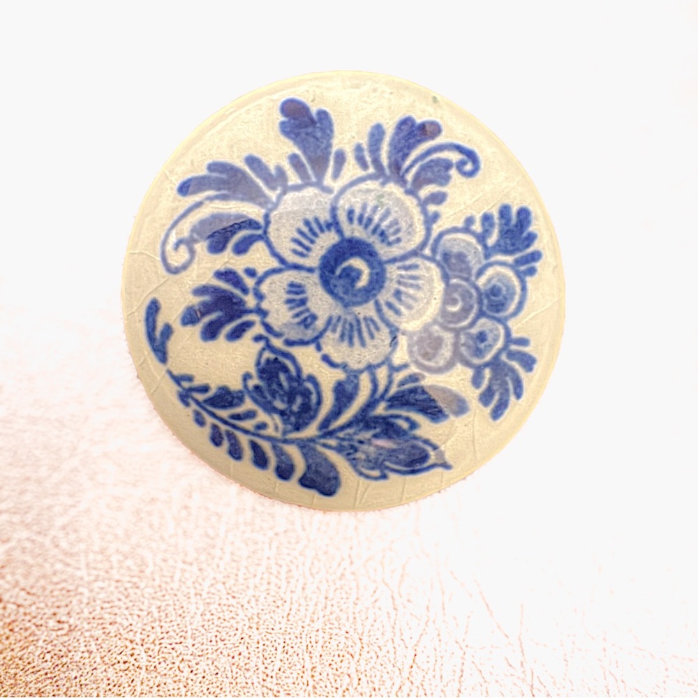 Delft-Style Blue Floral Ceramic Brooch – 1.5” – Hand-Painted - Picture 3 of 7